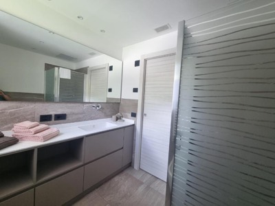 Secondo bagno con doppio mobile lavabo e doccia con vetro serigrafato