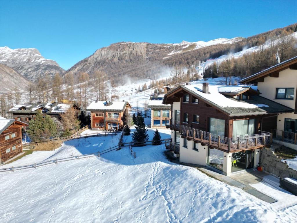 Vista dall'alto della casa in inverno, con le piste del Mottolino e la valle di Livigno sullo sfondo