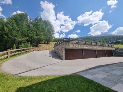 Ingresso dei box garage privati chiusi, con rampa di accesso