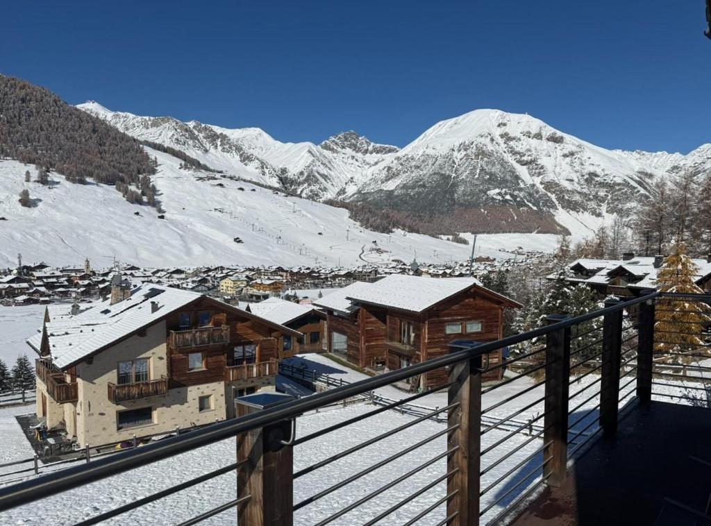 La vista sul paese e sulle montagne dal balcone di casa